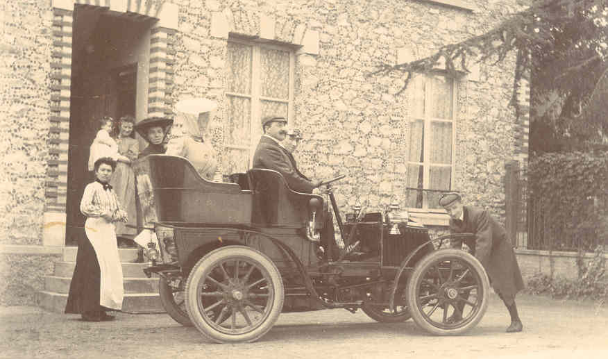 La voiture est entrée très tôt dans la famille Vidal, Émile au volant et Georges à la manivelle